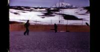 Teenagere spiller fodbold i Nuuk